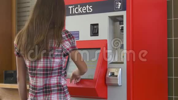 在售票机买票的女人视频的预览图