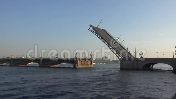 下午在圣彼得堡离婚三位一体大桥一天4K视频的预览图