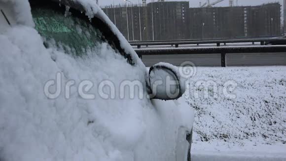 冬天的汽车在白雪覆盖的道路上行驶4K视频的预览图