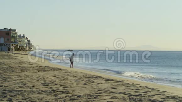 运动员早上在海滩上跑步视频的预览图