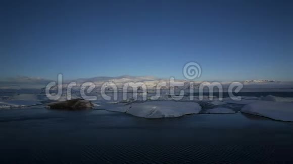 冰岛Jokulsarlon冰川冰块的时间推移日出视频的预览图
