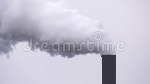 空气污染工厂烟囱冒出的浓烟视频的预览图