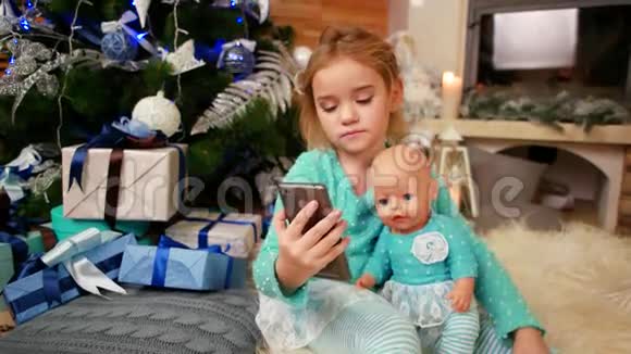 照片手机可爱的小女孩制作自拍照片孩子用小工具制作照片并交流视频的预览图