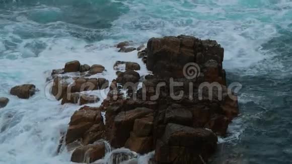 汹涌的巨浪撞击海洋中的岩石视频的预览图