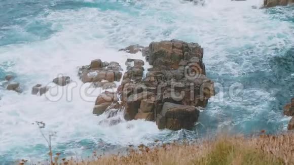汹涌的巨浪撞击海洋中的岩石视频的预览图