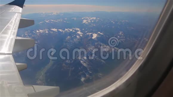 飞越阿尔卑斯山山脉视频的预览图