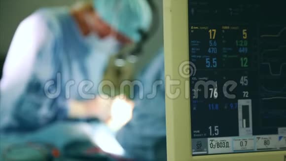在手术室两个外科医生在手术中现代医院的专业医生整形外科手术视频的预览图