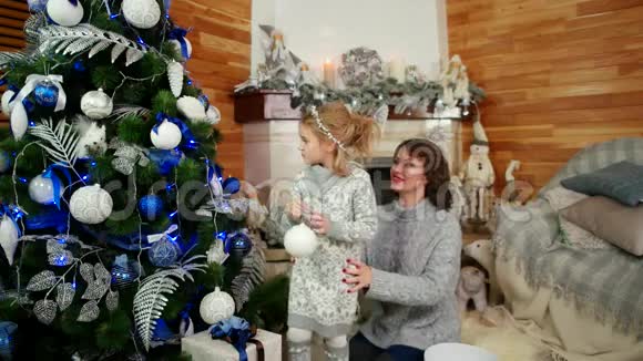 一家人装饰一棵圣诞树母女正准备过新年幸福的一家人在视频的预览图