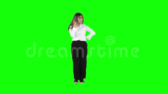 女商人用滑稽的动作跳舞视频的预览图