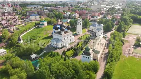 俄罗斯基洛夫市拥有设想大教堂贝尔弗里教堂和圣尼古拉门教堂的乌斯彭斯基设想特里丰诺夫修道院视频的预览图
