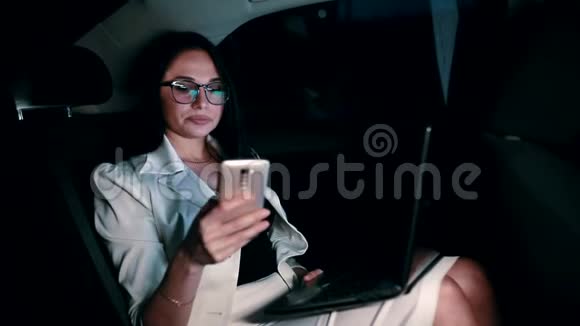 女经理在移动汽车后座手机发短信视频的预览图