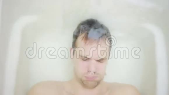 年轻人的脸在水下特写浴室视频的预览图