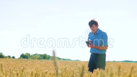 老农探索生活方式正在田间农人观念学习农民手里拿着麦芽农民视频的预览图