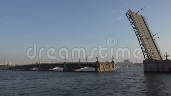 下午在圣彼得堡离婚三位一体大桥一天4K视频的预览图