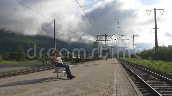 女人在车站等火车视频的预览图