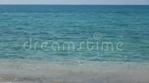 清澈的蓝色波纹海水地平线视频的预览图