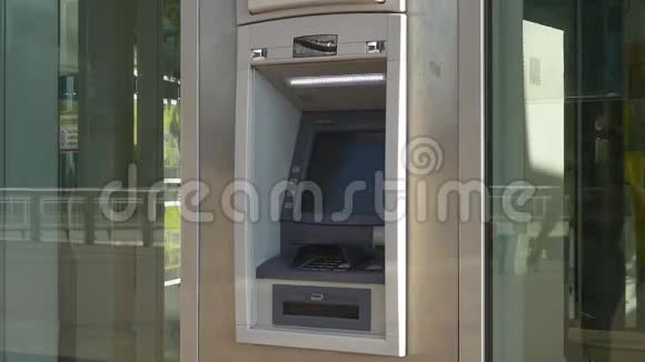 女人在ATM机上插入银行卡视频的预览图