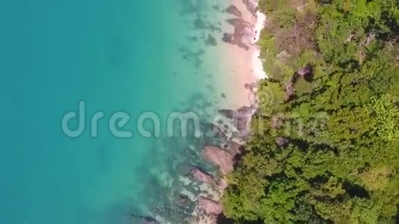 令人惊叹的敖延海滩与清澈的蓝色水在开普潘瓦高清飞机泰国普吉岛视频的预览图