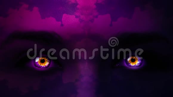 创意4k视频一个神秘的女人紫色和粉红色的脸特写与彩色的眼睛和图案的移动云视频的预览图
