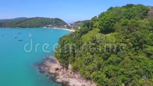 飞机飞往潘瓦角敖延海滩的无人机航班泰国普吉岛视频的预览图