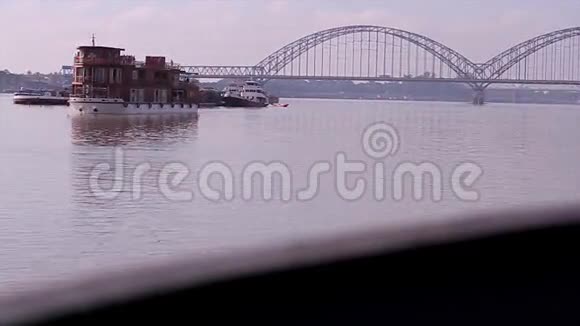 从路桥上的渡船上看视频的预览图