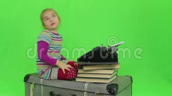 女孩为复古打字机写作视频的预览图