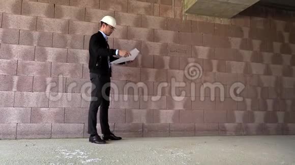 建筑师从内部检查施工视频的预览图