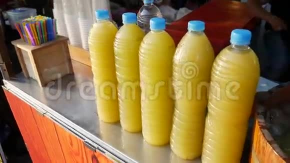 泰国当地市场的小瓶中的甘蔗果汁高清泰国普吉岛视频的预览图