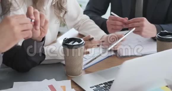 商务人士在办公会议上使用数码平板电脑及文件视频的预览图