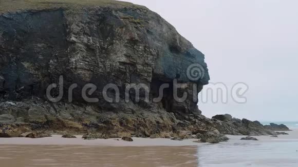 康沃尔圣阿格尼斯的岩石和惊人的海岸线视频的预览图