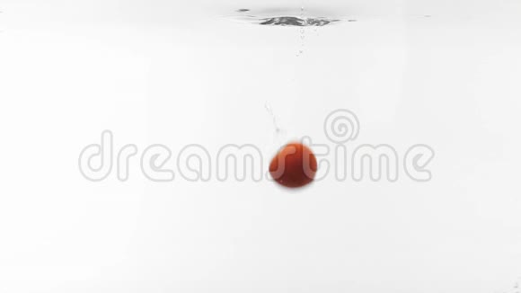 斯隆运动樱桃番茄掉进水里视频的预览图
