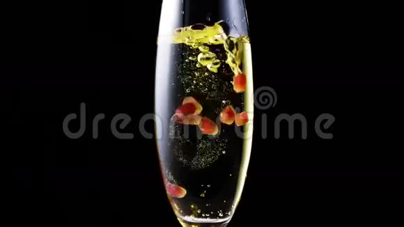一杯香槟里的石榴籽视频的预览图