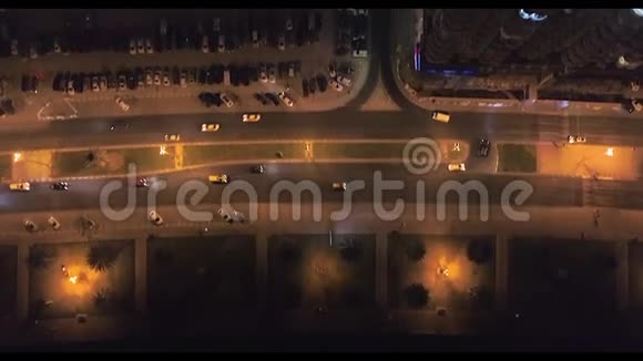 晚上在大城市的路上从上面看视频的预览图
