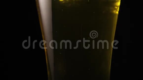 慢潮啤酒杯的特写视频的预览图