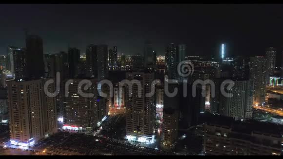 屋顶和照明街道的夜景沙迦阿联酋视频的预览图
