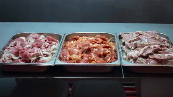 三种肉有不同的腌汁和香料用于烧烤或木炭烧烤视频的预览图