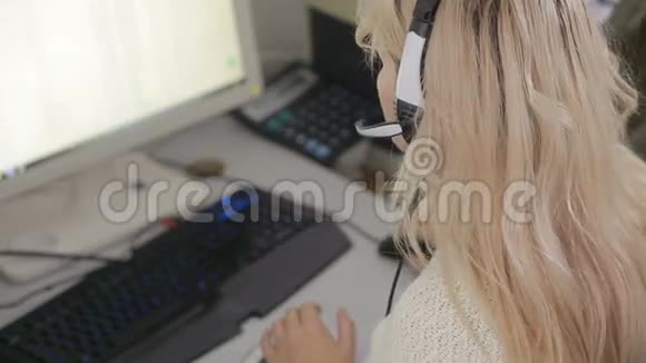 商务女性在呼叫中心用耳机交谈的特写视频的预览图