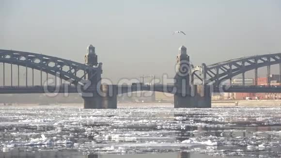 观彼得大桥布尔什克廷斯基春冰漂流圣彼得堡视频的预览图