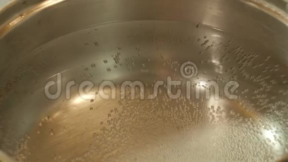 锅里的水沸腾了视频的预览图