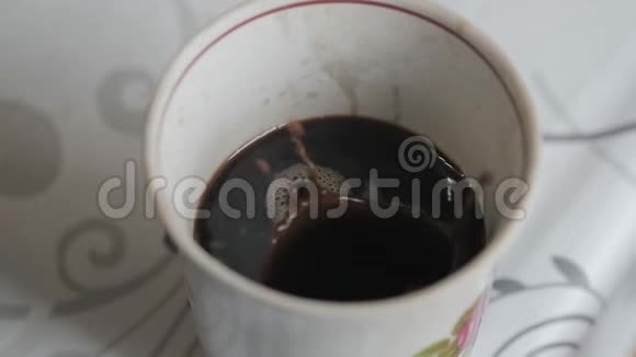 糖的立方体落在一杯咖啡中慢动作视频的预览图