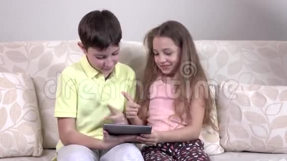微笑的姐姐和哥哥带着药片视频的预览图