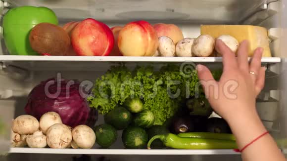 从冰箱里拿食物的女人视频的预览图