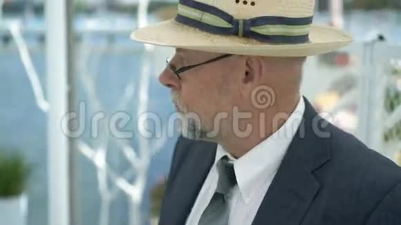 一幅严肃的老人留着胡子和帽子的画像4K视频的预览图