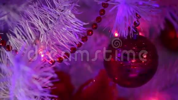 圣诞树上的圣诞球视频的预览图