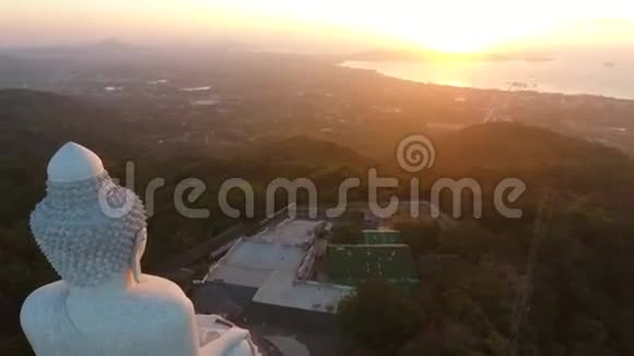 空中大佛像和美化泰国日出高清泰国普吉岛视频的预览图