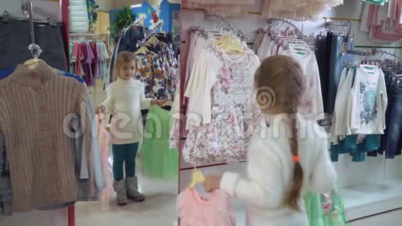 婴儿手提架和商场里的连衣裙视频的预览图