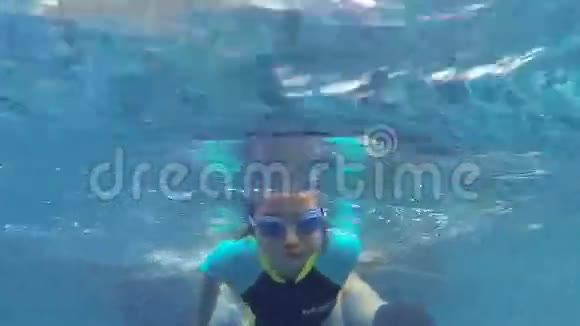 女孩在游泳池里潜水视频的预览图