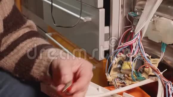 双手合拢在家修理洗碗机视频的预览图