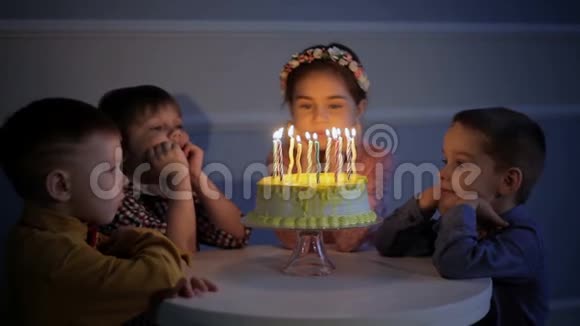 孩子们庆祝生日聚会坐在蛋糕旁边视频的预览图