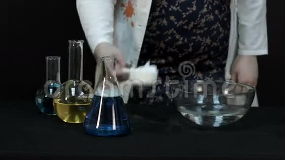 化学反应特写视频的预览图